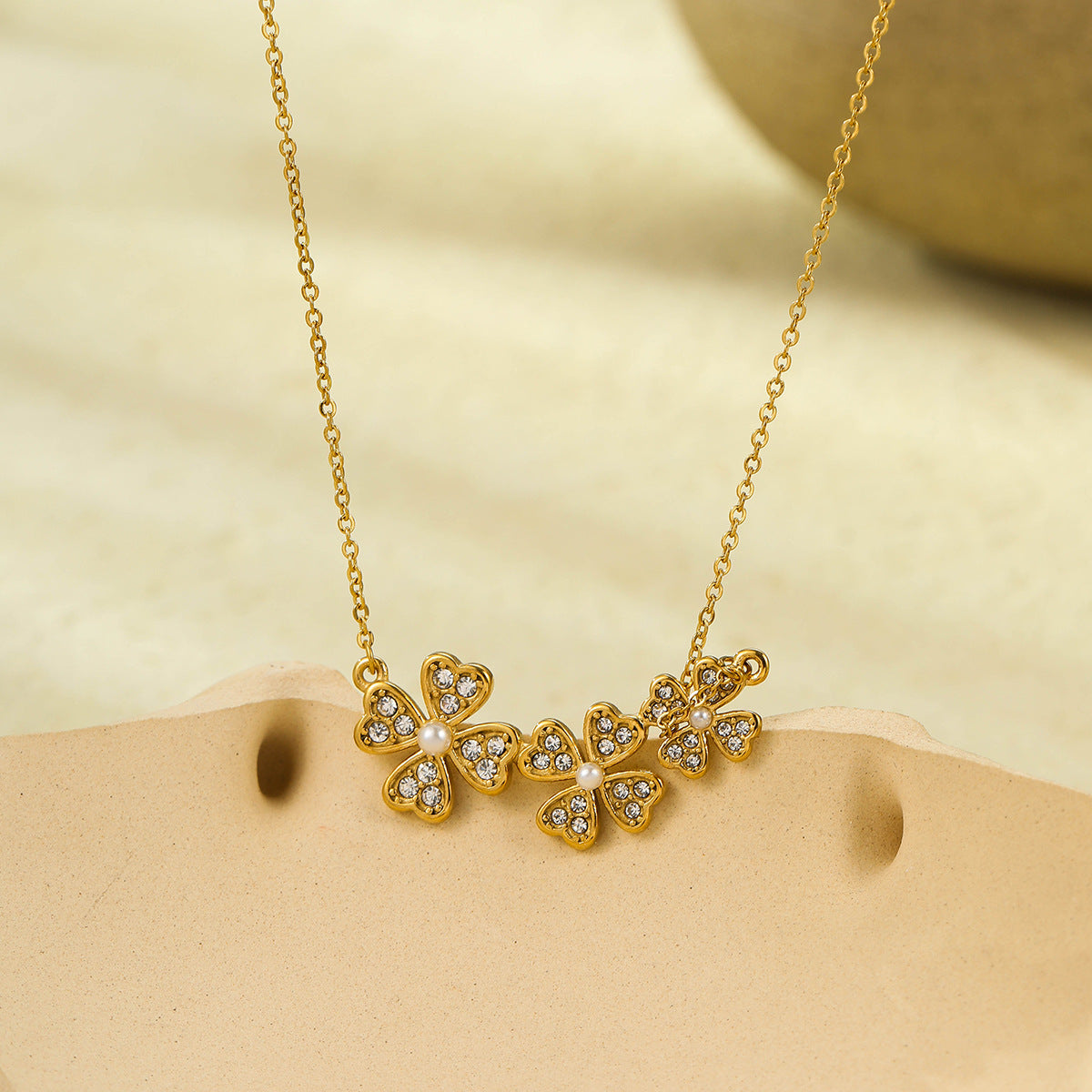 Elegante Collar con Colgante de Trébol de Cuatro Hojas en Acero de Titanio con Detalles de Zirconia y Perlas, Acabado Chapado, Delicada Cadena de Clavícula para Mujer