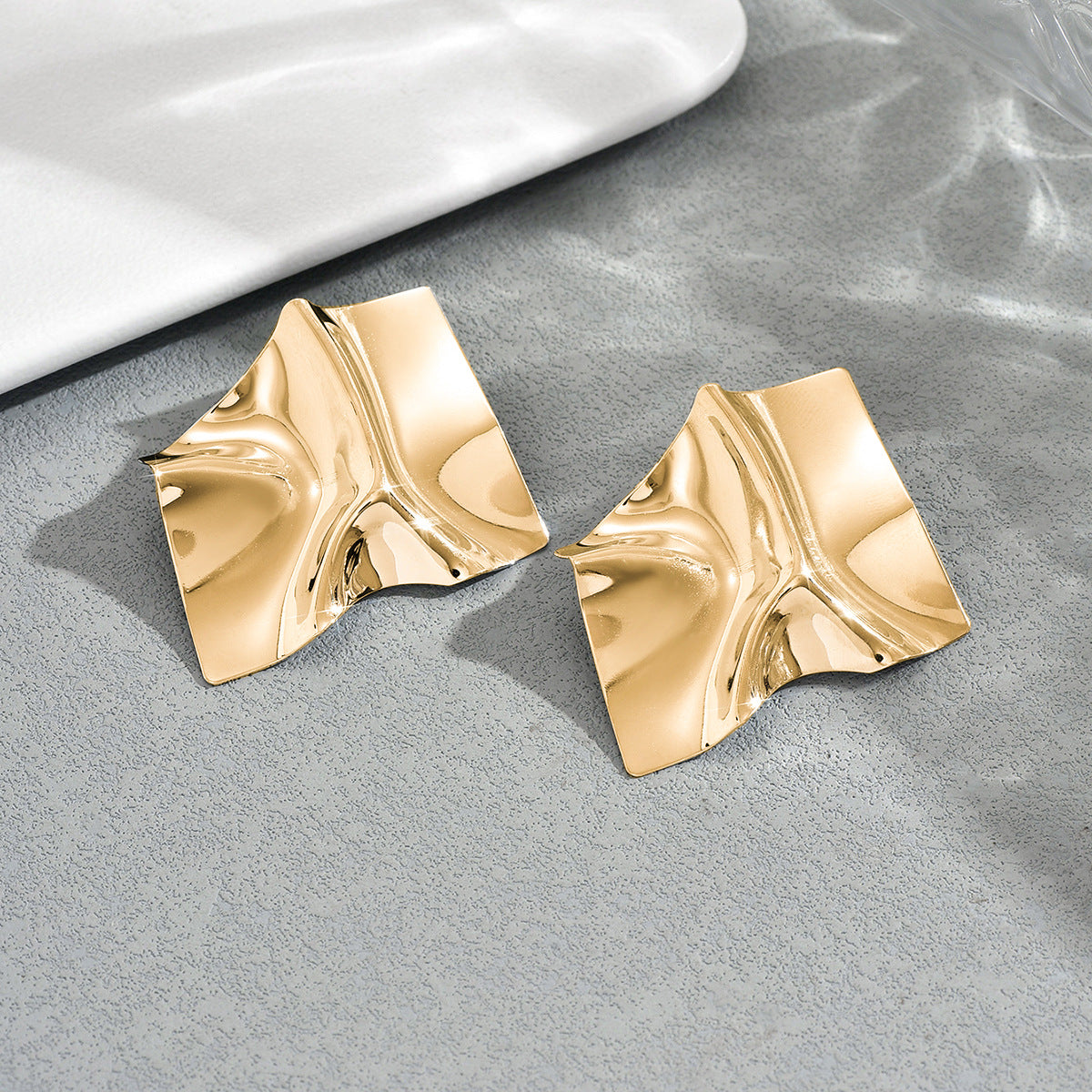 Pendientes Minimalistas Geométricos Plegados Brillantes de Aleación de Zinc con Baño Ecológico para Mujer