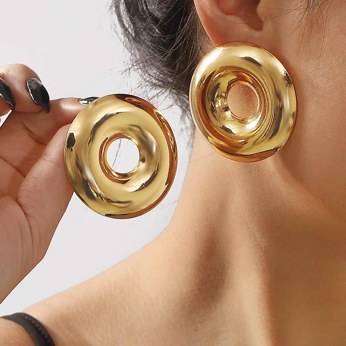 Orecchini pendenti da donna con base in ferro galvanizzato, a forma di cuore minimalistici e geometrici