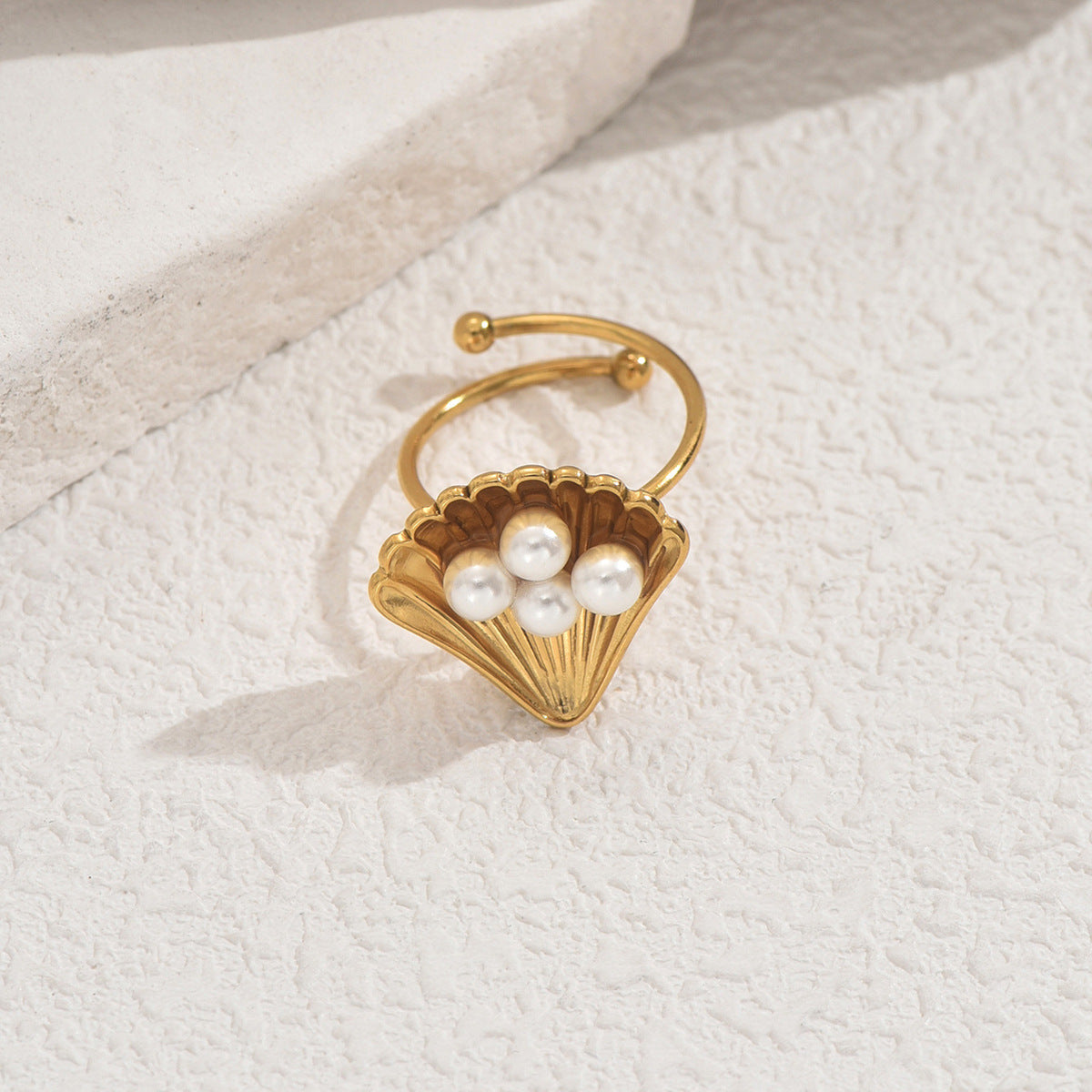 Tobillera minimalista para mujer, con forma de concha, incrustaciones de perlas y base de cobre