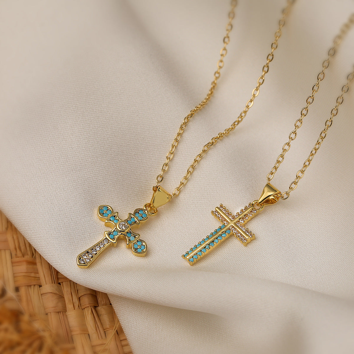 Collana Pendente a Croce Minimalista da Donna in Rame con Placcatura in Oro 18K e Intarsio di Zirconi