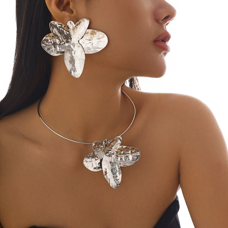 Collana Girocollo da Donna Minimalista Irregolare a Forma di Petalo in Lega con Finitura Metallica Galvanizzata e Ciondolo Floreale 3D