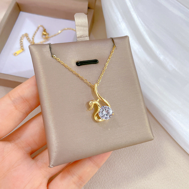 Collana con ciondolo a cigno in acciaio al titanio, lusso minimalista, con intarsio in strass, da donna, a forma di medaglione geometrico con catena