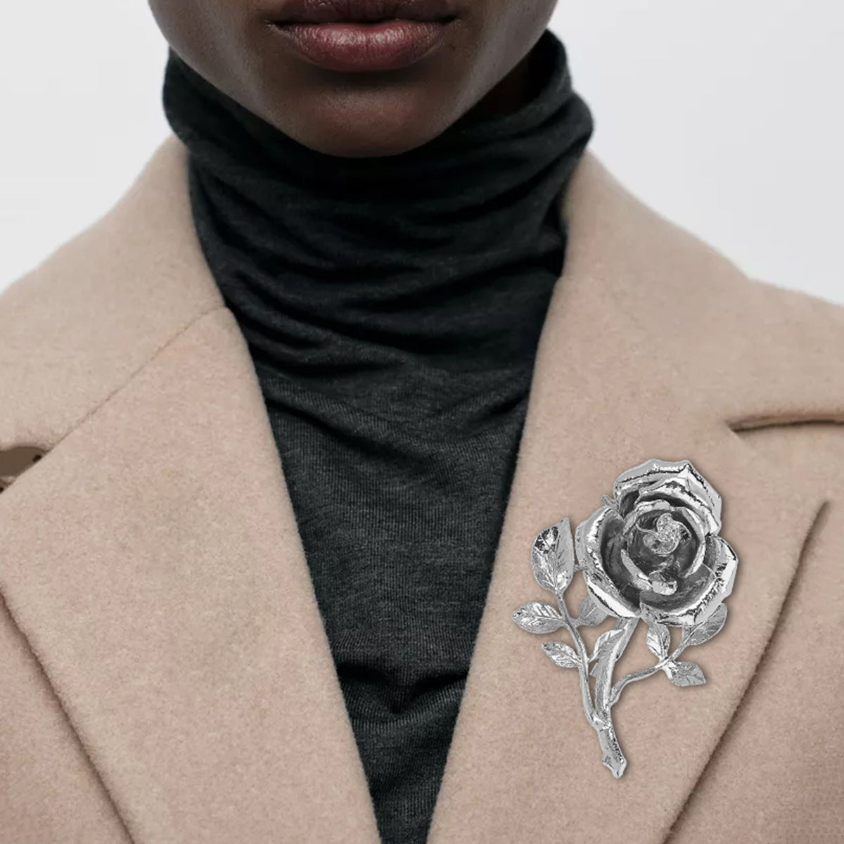Broche floral de rosa 3D estilo vintage en aleación con acabado galvanizado para mujer