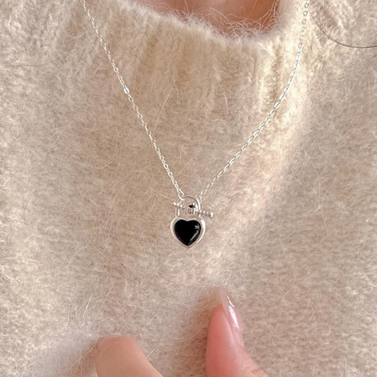 Collar minimalista de ágata negra con forma de corazón de plata de ley 925 con acabado galvanizado en cadena cruzada