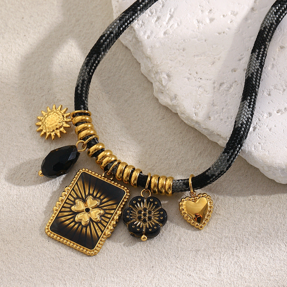 Collana di lusso vintage a ciondolo quadrato con motivo floreale in acciaio inossidabile placcato oro 18K