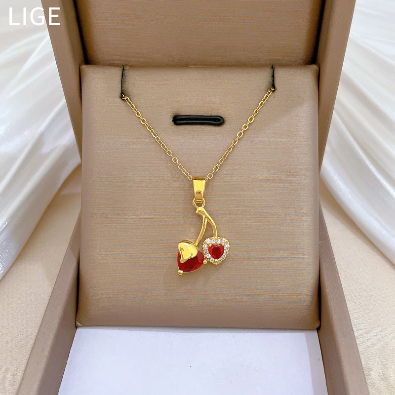 Collar de acero de titanio con forma de corazón de cereza de dibujos animados con incrustaciones de diamantes de imitación para mujeres y hombres, delicada cadena para clavícula