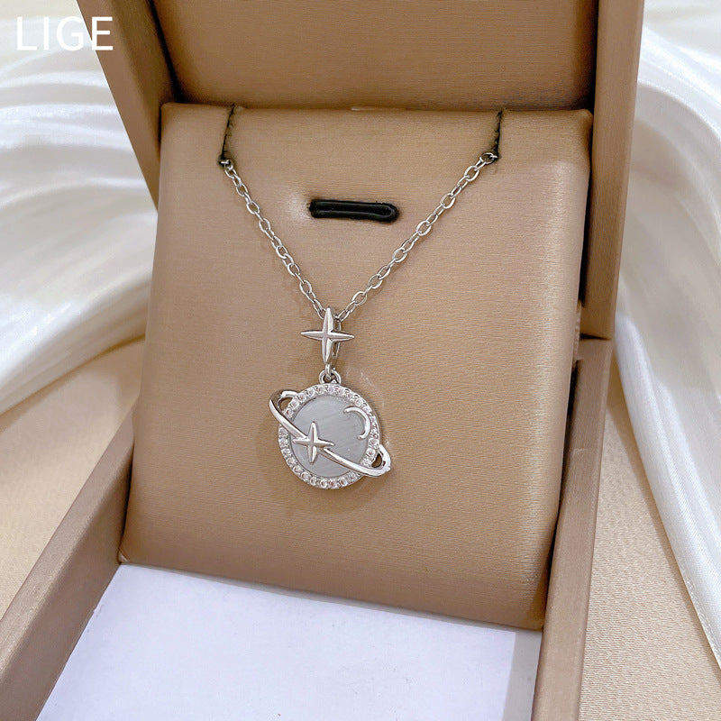 Collana con ciondolo a forma di pianeta in pietra occhio di gatto geometrica in stile cartone animato per donna in acciaio al titanio con incastonatura micro-pavé