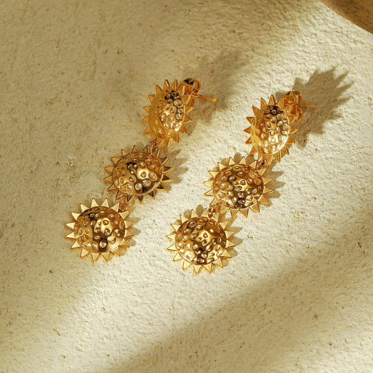 Pendientes de acero de titanio con forma de girasol de moda para mujer con acabado chapado y elegante diseño floral