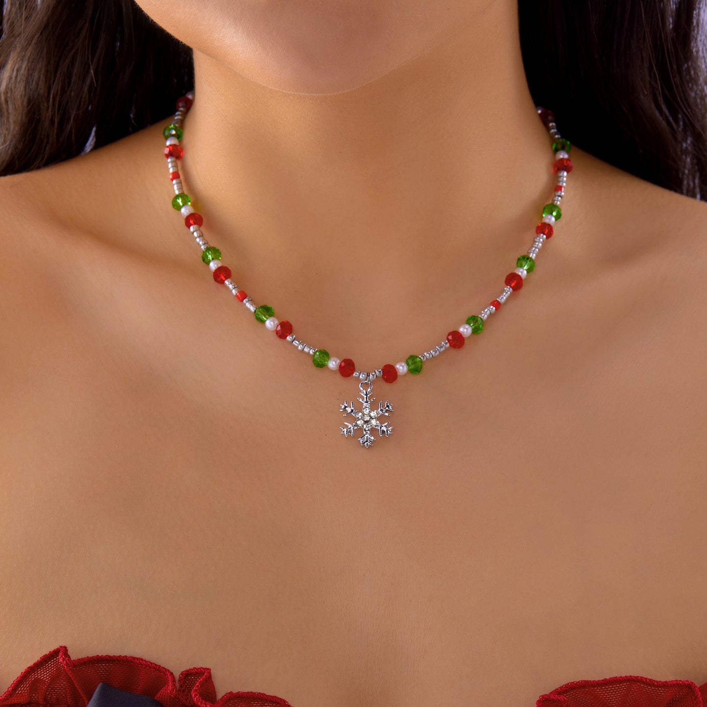 Elegante collar con colgante de árbol de Navidad de copo de nieve con cuentas de aleación y acabado chapado para la temporada navideña