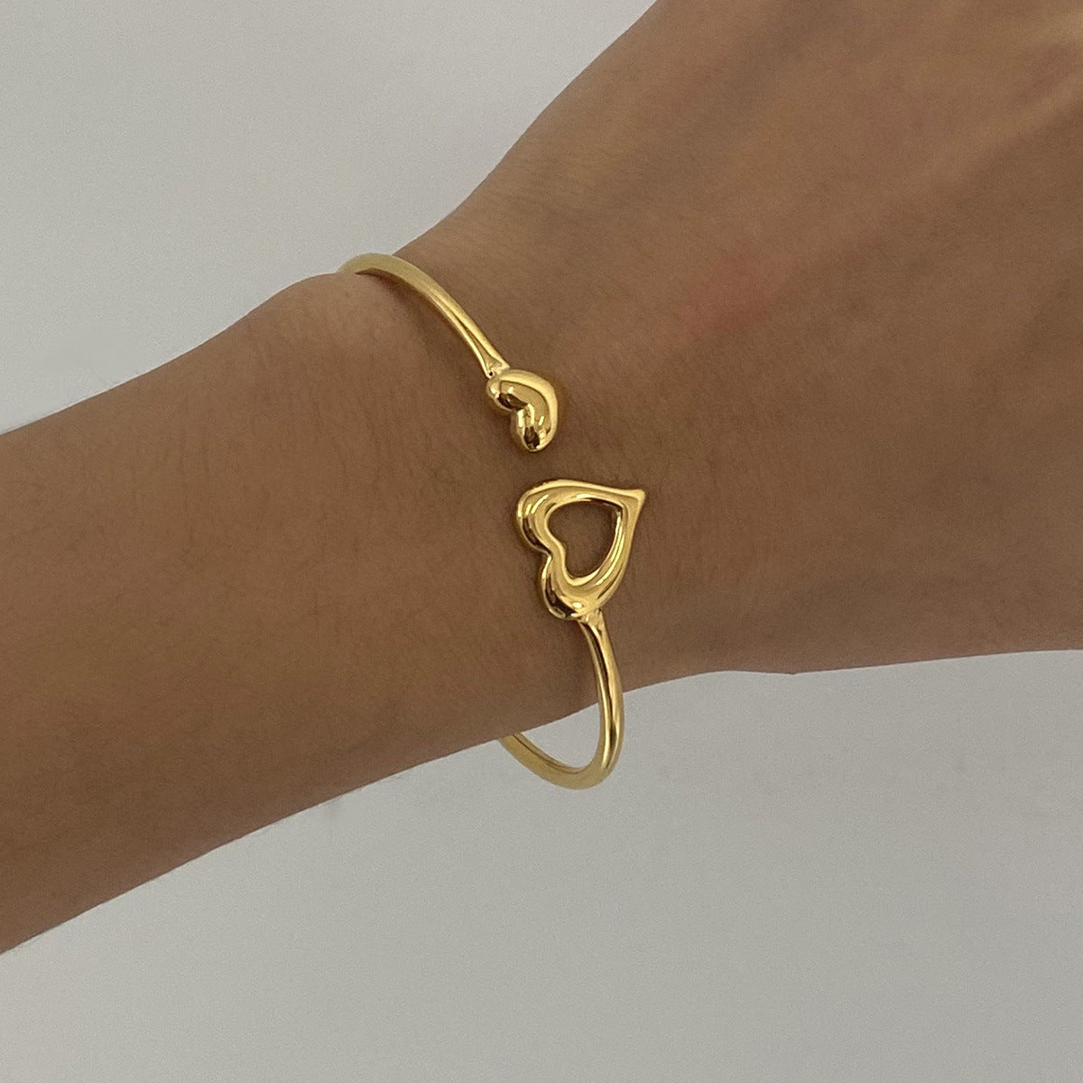 Bracciale Minimalista a Cuore in Acciaio Inox con Finitura Placcata per Donna