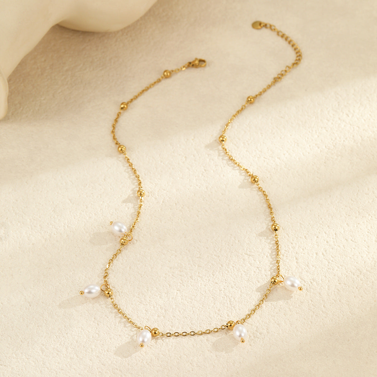 Collana geometrica minimalista da donna in acciaio al titanio con pendente di perla imitazione e finitura galvanica