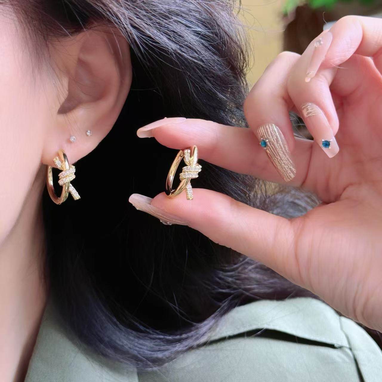 Orecchini a perno da donna minimalisti geometrici rotondi placcati oro con zircone e perni in acciaio