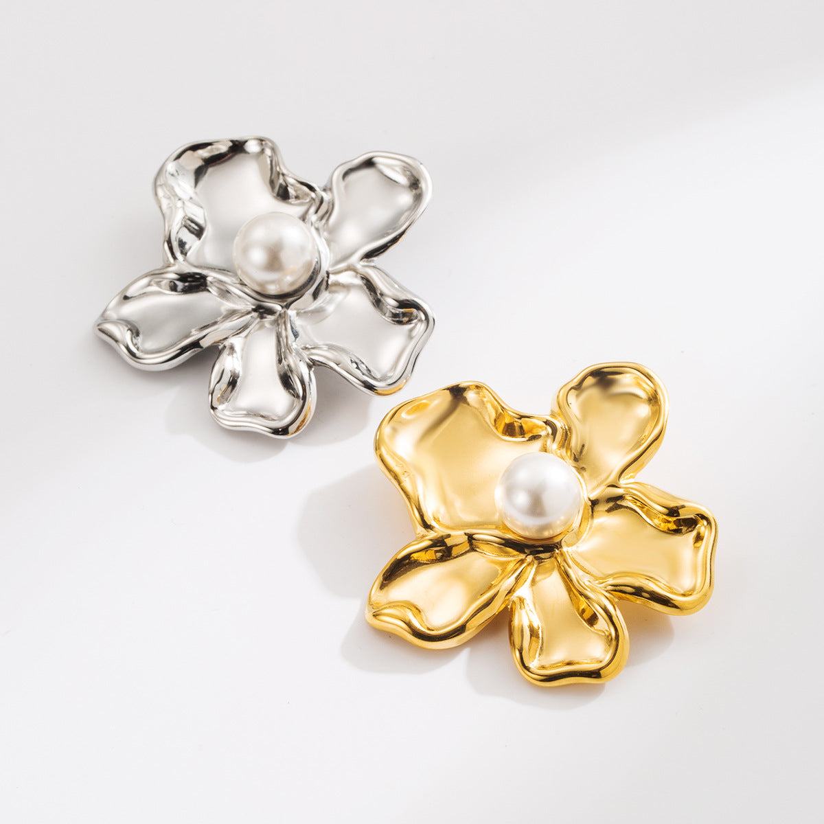 Elegante Spilla Floreale da Donna con Intarsio di Perle in Acciaio Inossidabile Placcato Oro 18K Spilla alla Moda