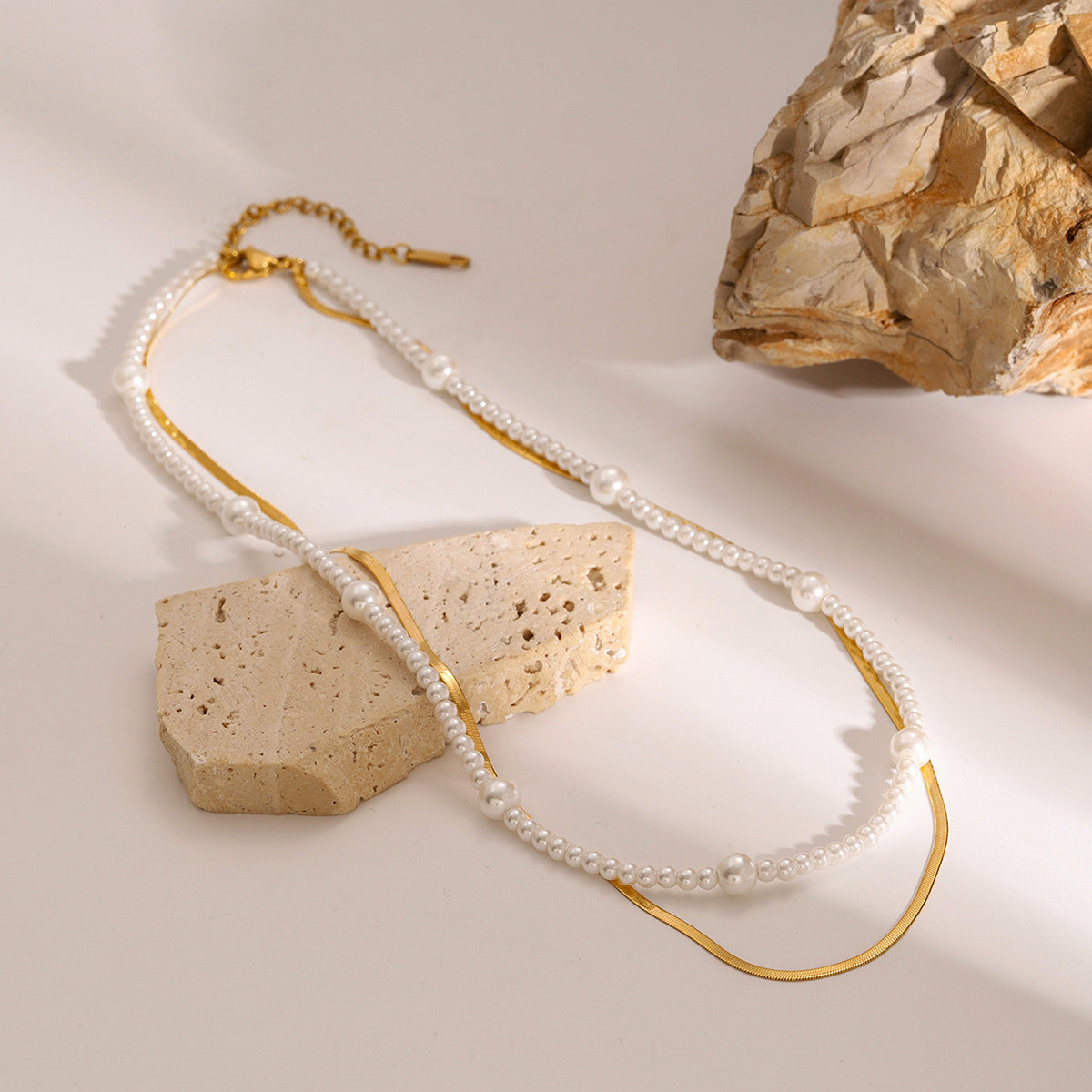 Collana a strati con perle, catena ondulata e design geometrico minimalista in acciaio inossidabile placcato, da donna