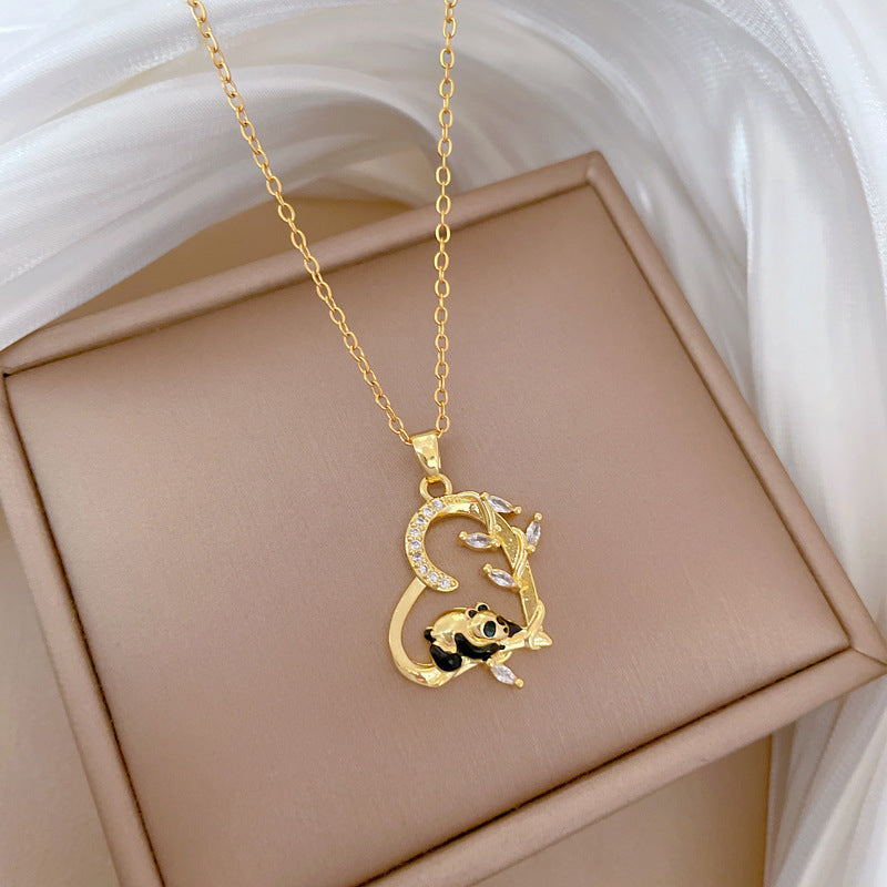 Collana Pendente Minimalista Panda in Bambù per Donna e Uomo in Acciaio al Titanio con Finitura Smaltata e Dettagli in Strass su Catena a Serpente
