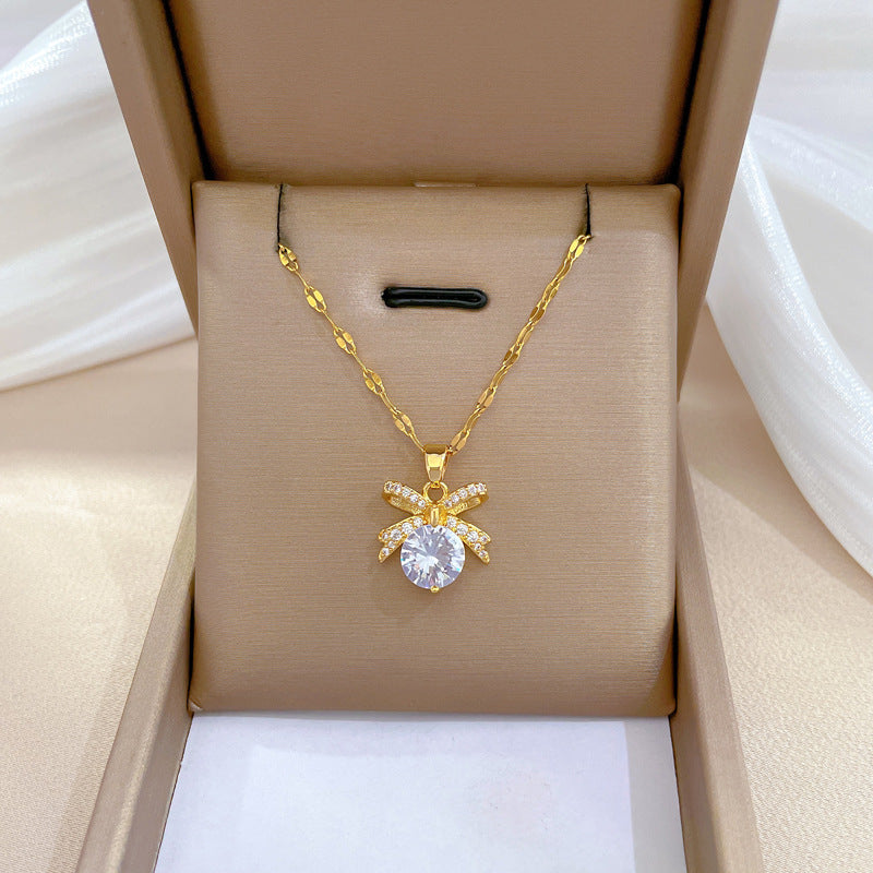 Collana Minimalista con Catena a Labbra in Acciaio al Titanio con Pendente in Rame e Intarsio di Strass