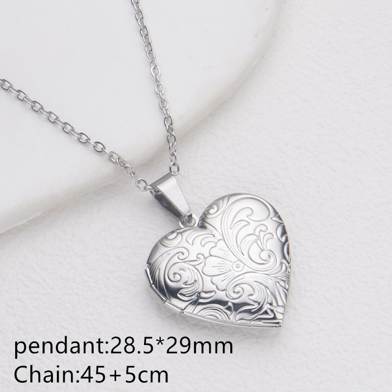 Collana con ciondolo a forma di cuore in acciaio inossidabile stile INS con montatura in acciaio al titanio e finitura in argento/oro galvanizzato