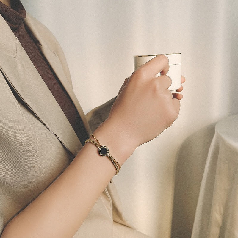 Bracciale rotondo pendente a tre strati minimalista con numeri romani da donna in acciaio al titanio con intarsio di strass