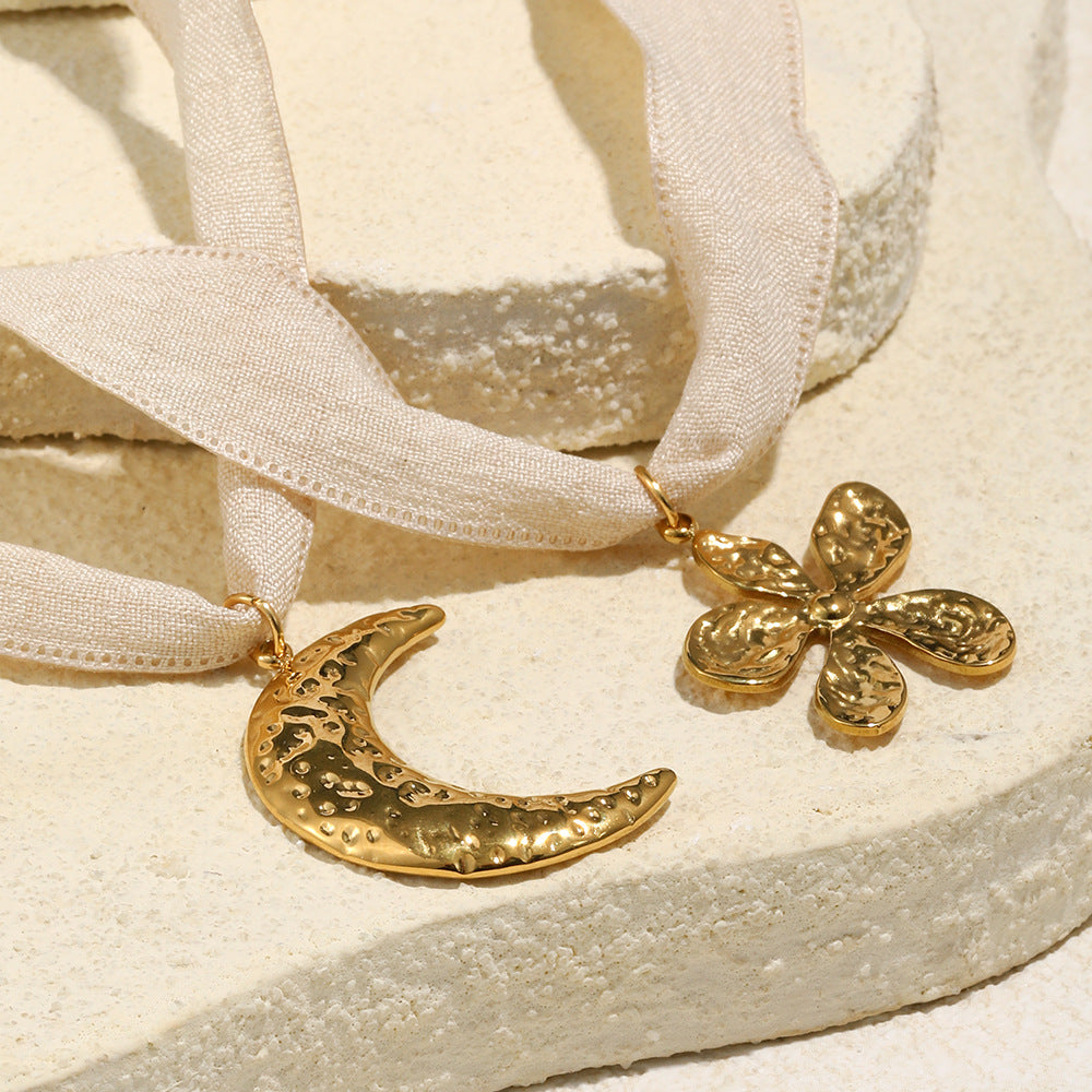 Collana pendente con luna geometrica minimalista da donna in acciaio inossidabile placcato oro 18K con finitura martellata testurizzata