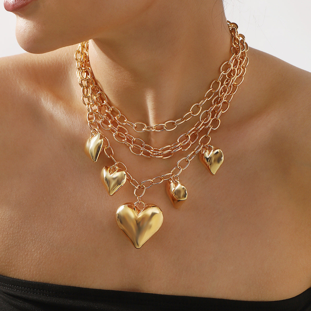 Collana con ciondolo a cuore geometrico esagerato in catena di alluminio con ciondolo in lega galvanizzata da donna