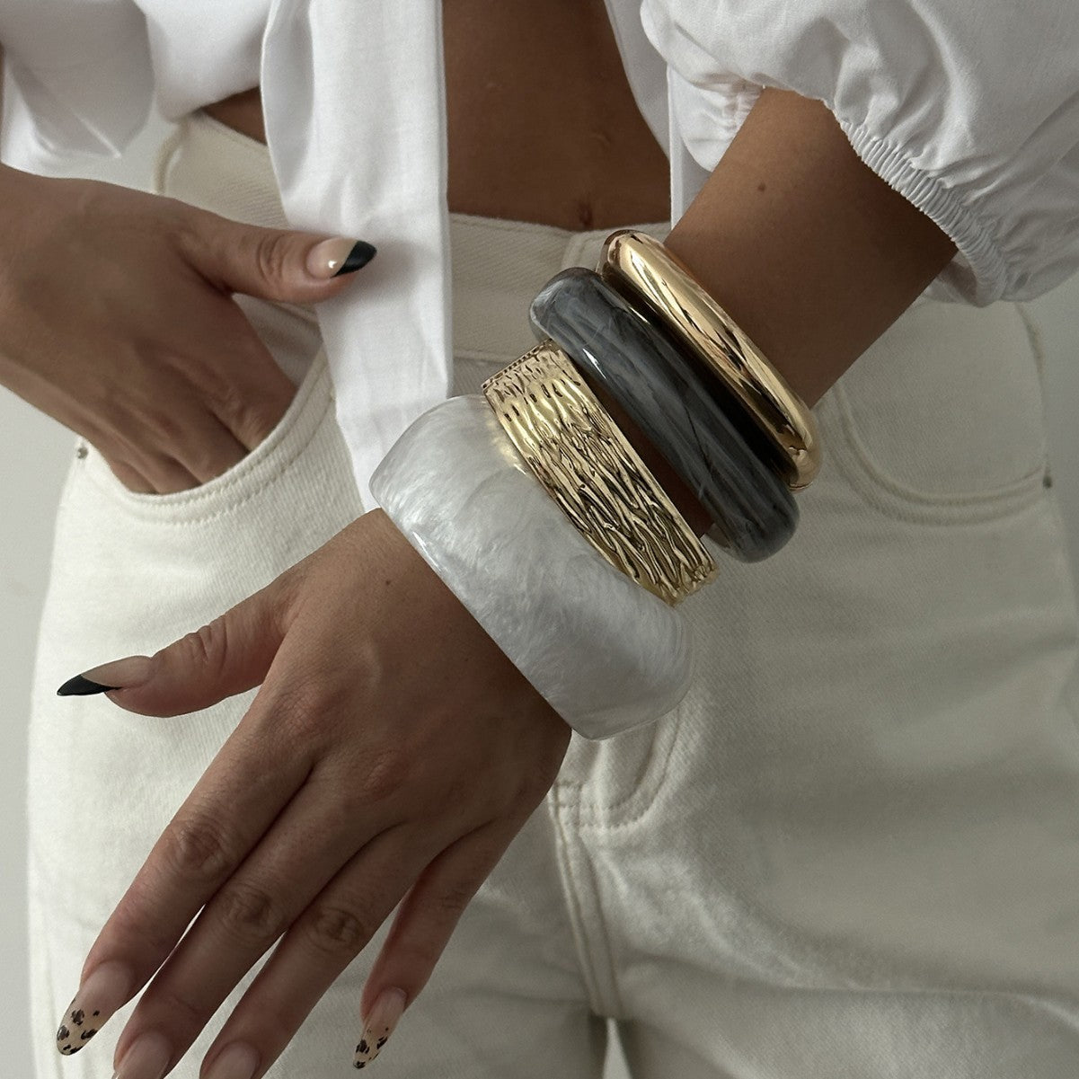 Elegant Geometric Square Resin Hammered Plated Gradient Bangle Bracelet