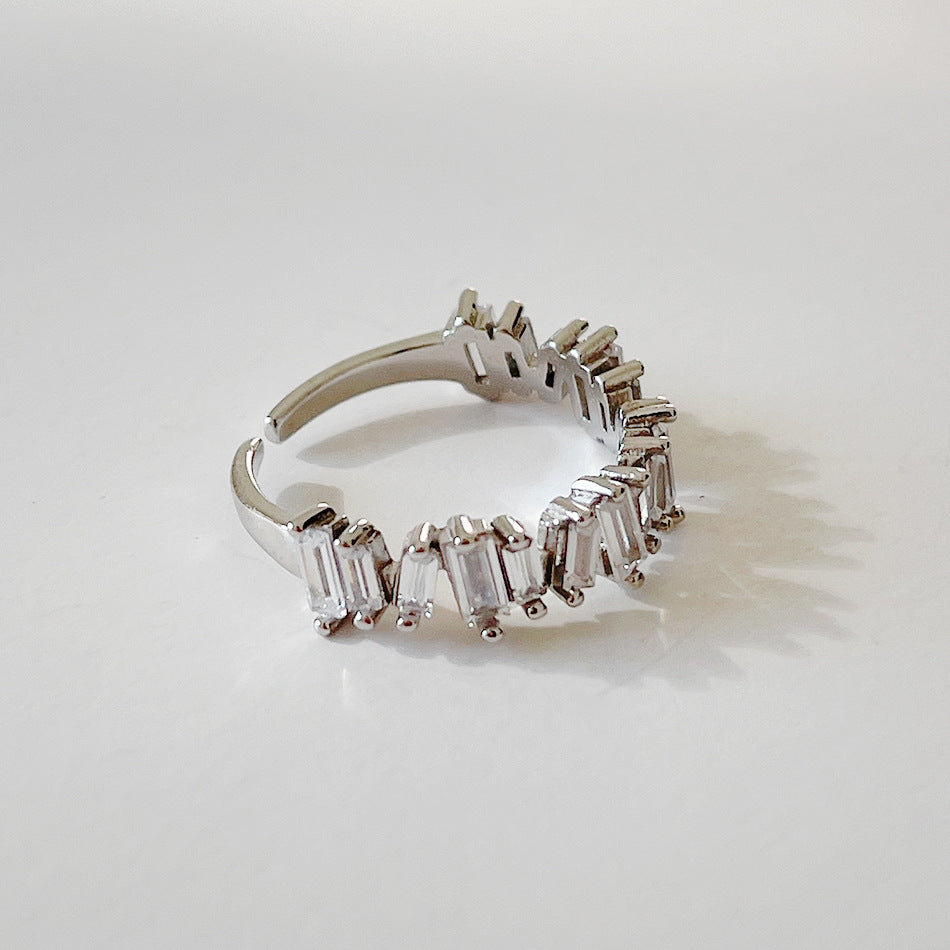 Anillo minimalista y elegante de plata de ley 925 con circonitas cúbicas geométricas incrustadas para mujer