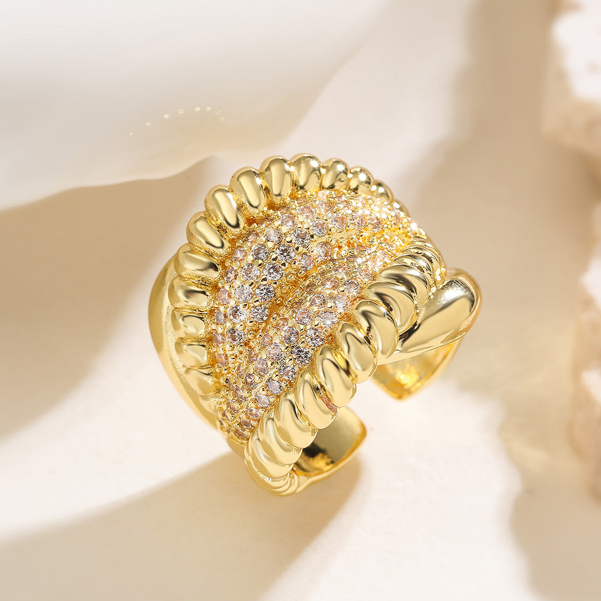 Anello Aperto Geometrico Minimalista da Donna in Ottone con Placcatura in Oro 18K e Intarsio di Zirconi