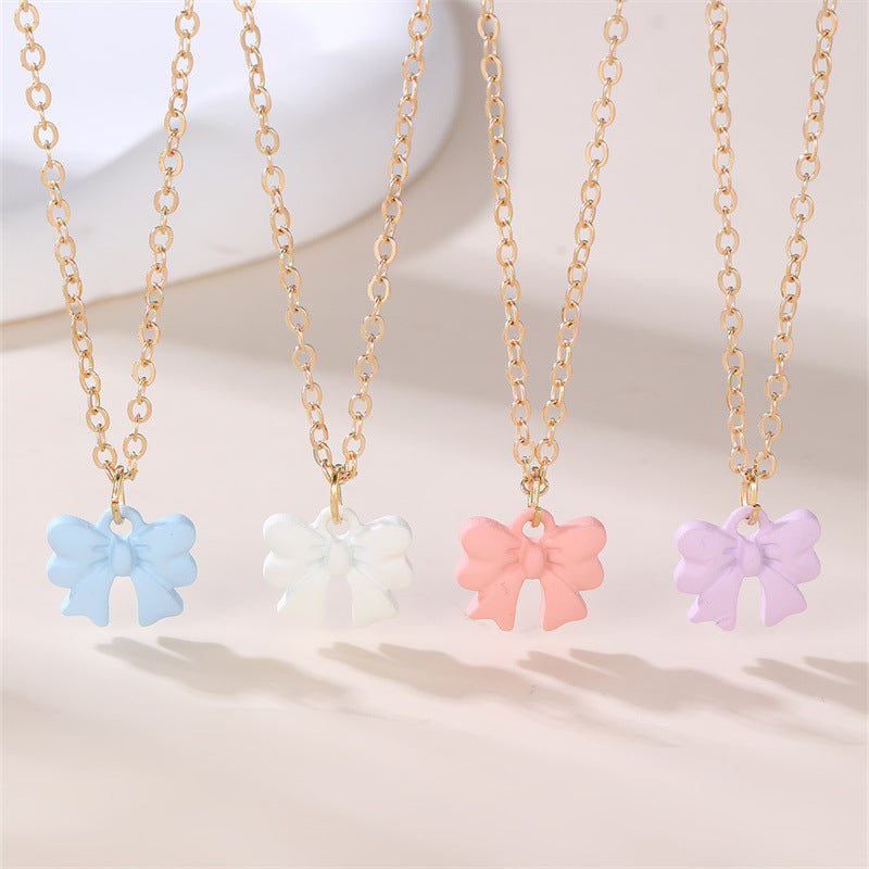 Collar de Cristal con Forma de Lazo Dulce y Fresco para Niñas con Colgante de Aleación y Acabado Hecho a Mano