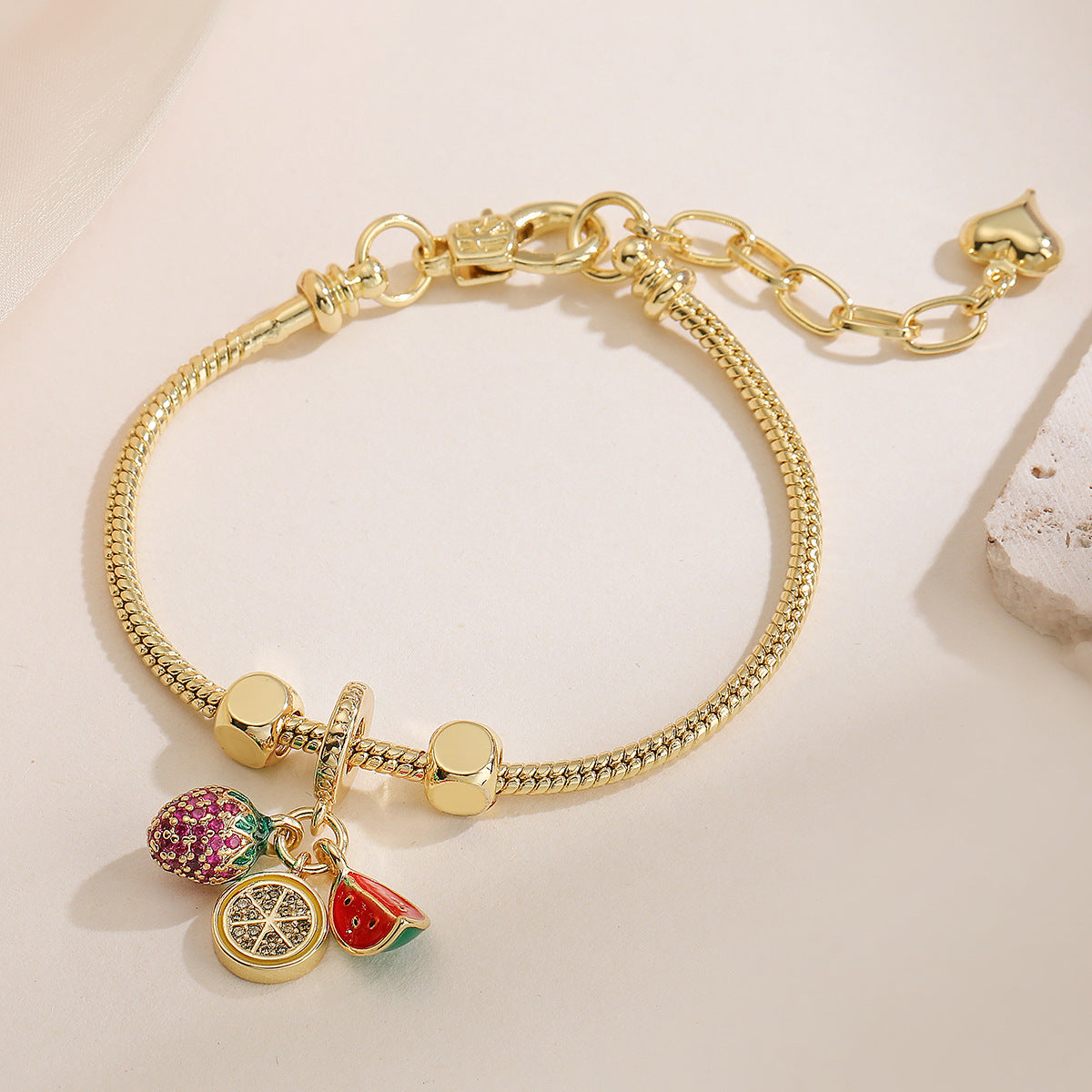 Bracciale minimalista da donna in rame a forma di aeroplano con placcatura in oro 18 carati e finitura smaltata