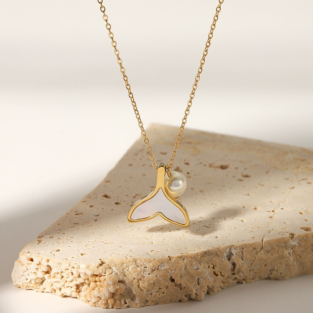 Collana con ciondolo a coda di sirena minimalista da donna in acciaio inossidabile placcato con madreperla naturale e accenti di perle
