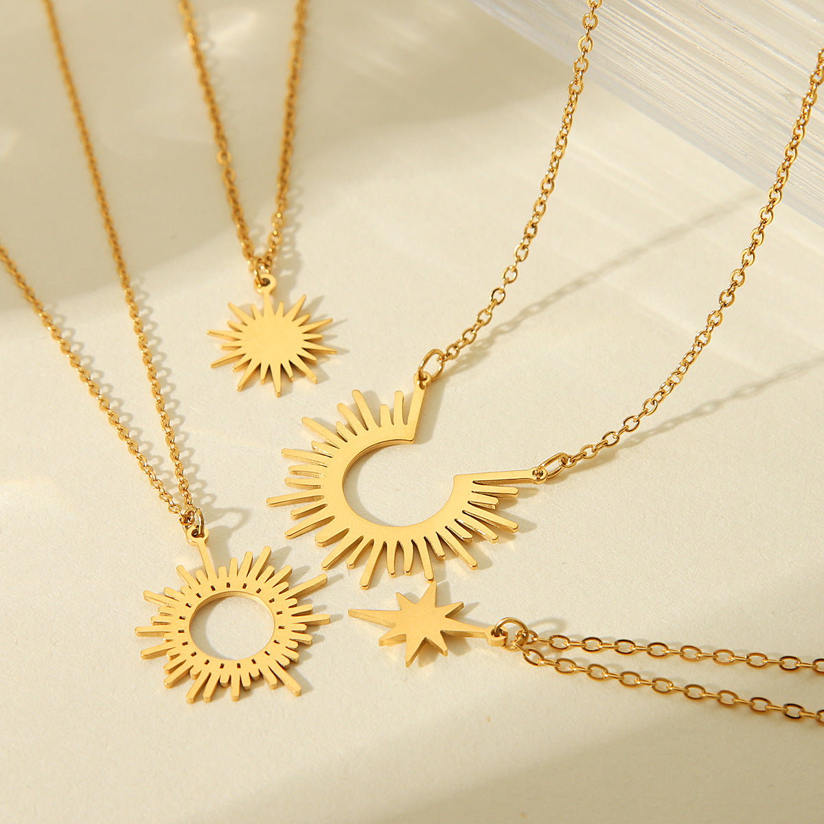 Collana pendente a stella a otto punte con girasole in acciaio al titanio placcato oro 18 carati stile Ins da donna