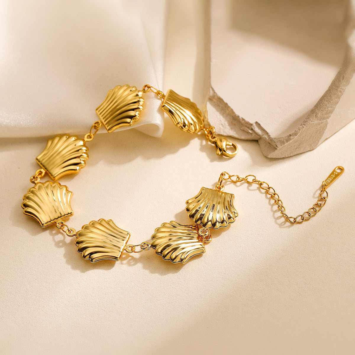 Collana con Ciondolo Minimalista a Forma di Conchiglia da Donna in Acciaio Inossidabile con Placcatura in Oro 18K