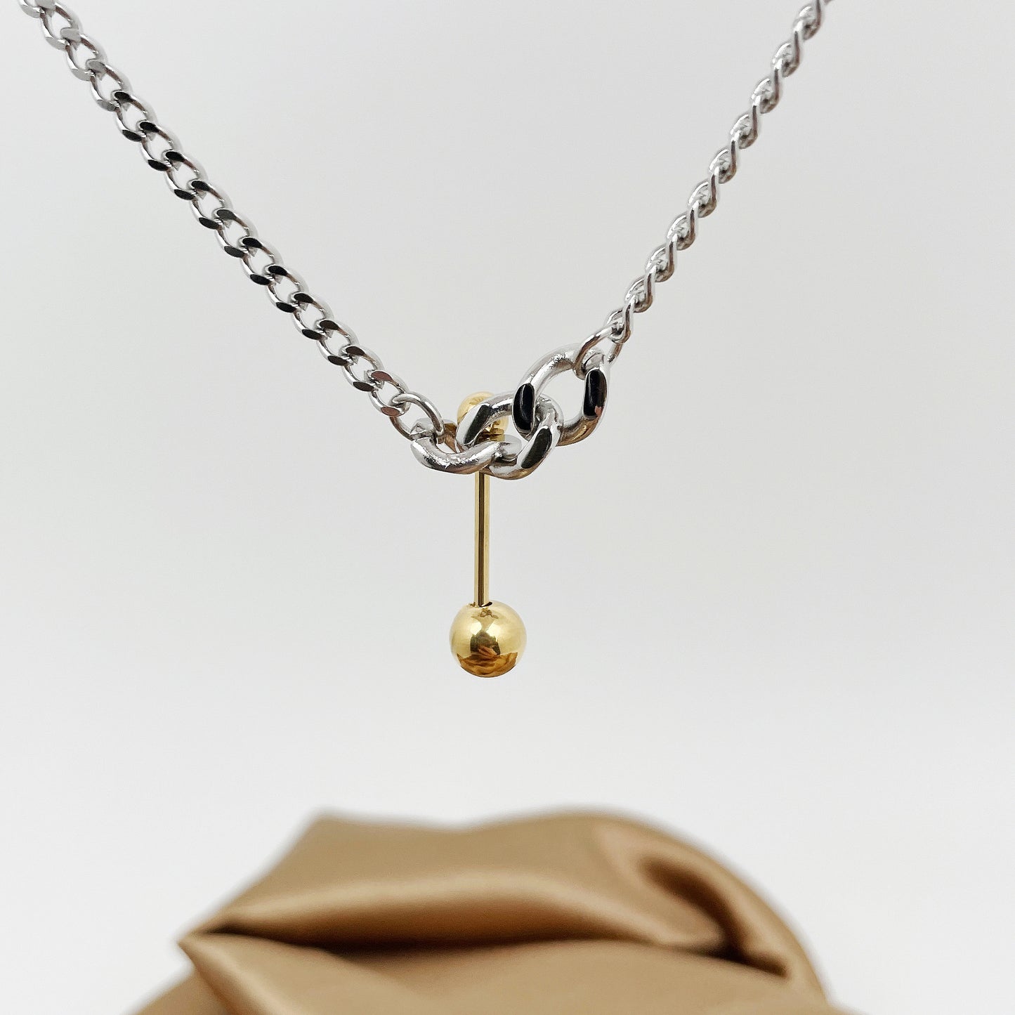 Collana da donna con ciondolo a fiammifero in acciaio al titanio, finitura placcata e delicata catenina a clavicola, stile minimalista