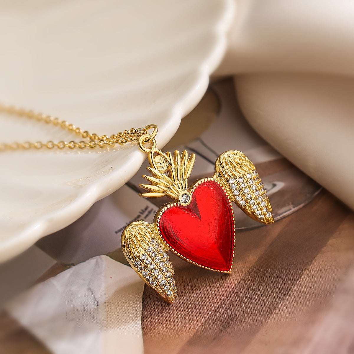 Collana Pendente da Donna Minimalista, Geometrica Irregolare, in Rame, Placcata Oro Vero, con Ciondolo a Cuore in Zircone