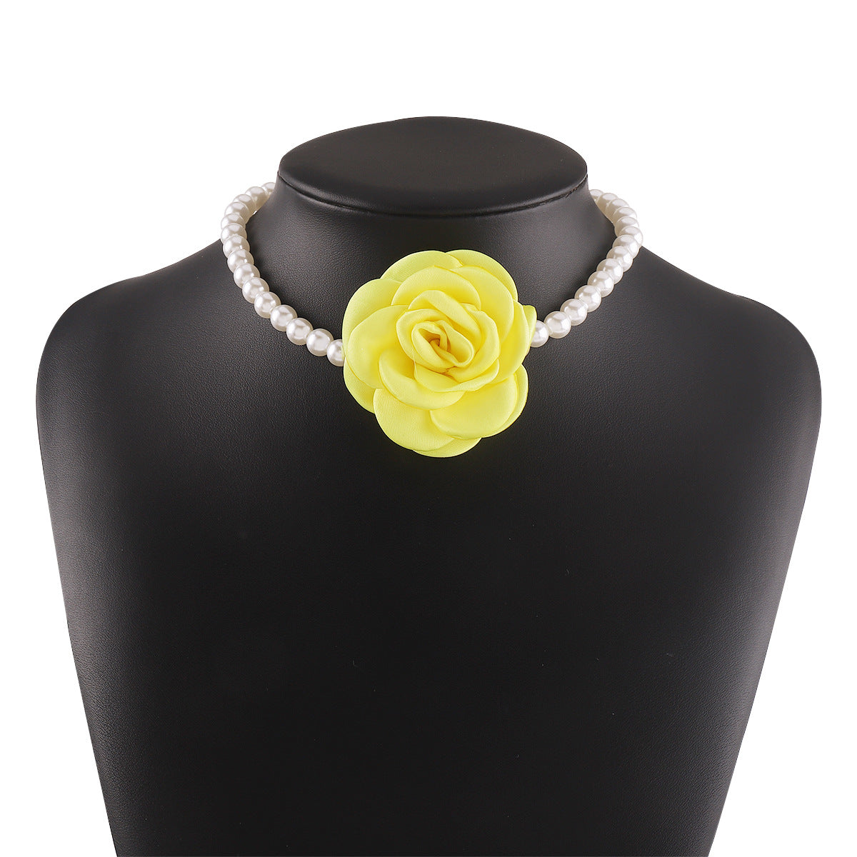 Collar de perlas con diseño de camelia chic para mujer, diseño floral y acabado artesanal en hierro y tela