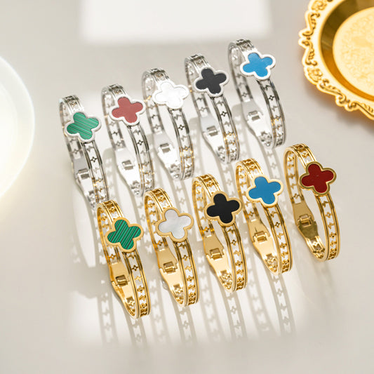 Bracciale minimalistico da donna in acciaio al titanio a forma di trifoglio con placcatura sottovuoto