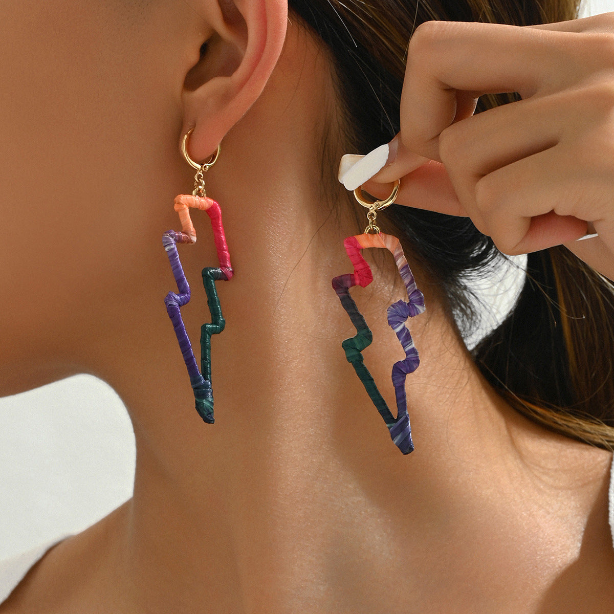 Pendientes de botón geométricos en forma de rayo, dulces y atrevidos, para mujer, de aleación de zinc con postes de acero inoxidable, hechos a mano con detalles lineales