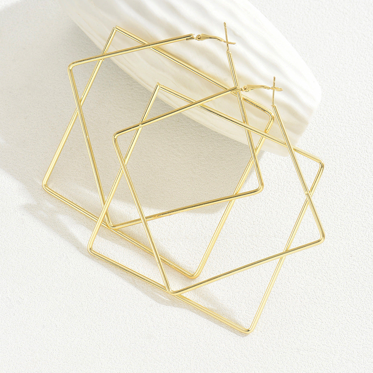 Pendientes geométricos para mujer inspirados en Chanel con aleación chapada en oro de 18 quilates y postes de acero inoxidable