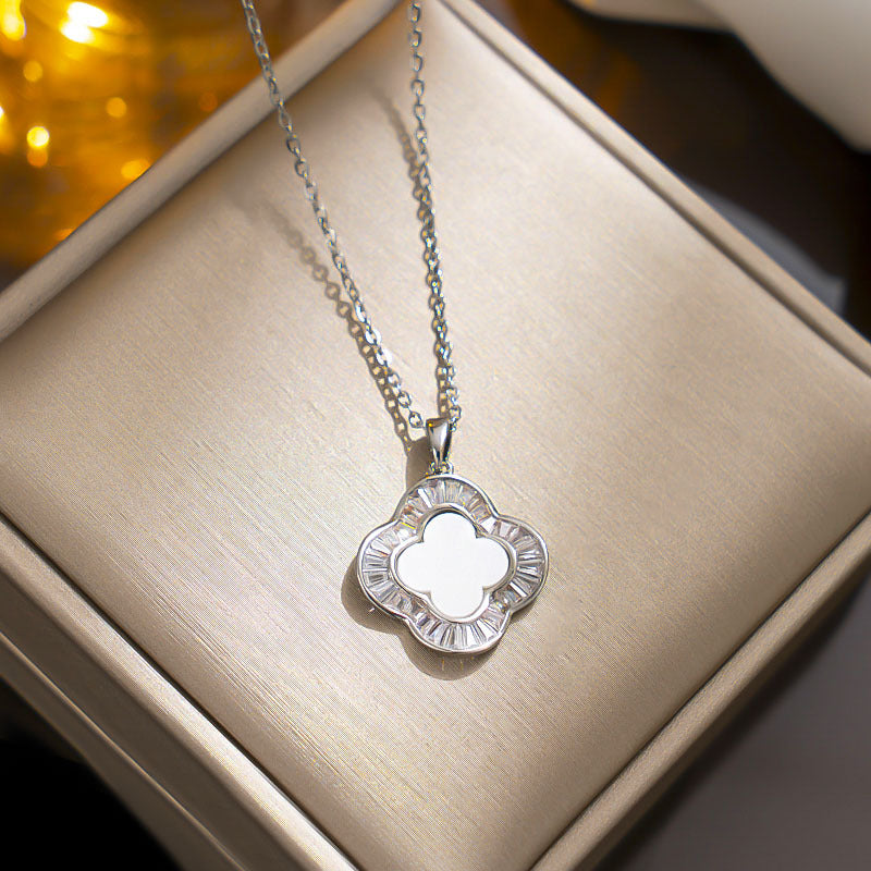 Collana a Trifoglio Minimalista in Acciaio al Titanio con Zircone e Pendente in Madreperla su Catena O per Donna