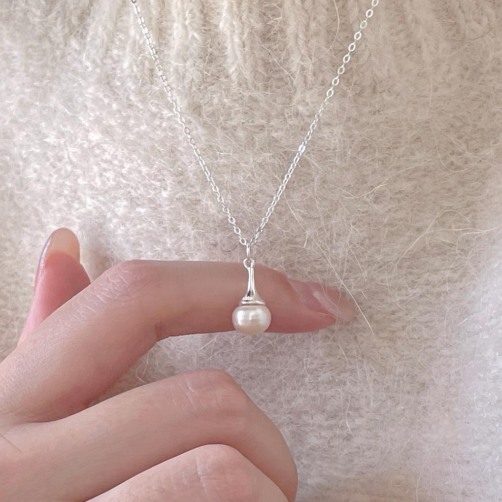 Collar Minimalista Geométrico de Perlas en Plata de Ley 925 con Baño de Oro en Cadena Cruzada