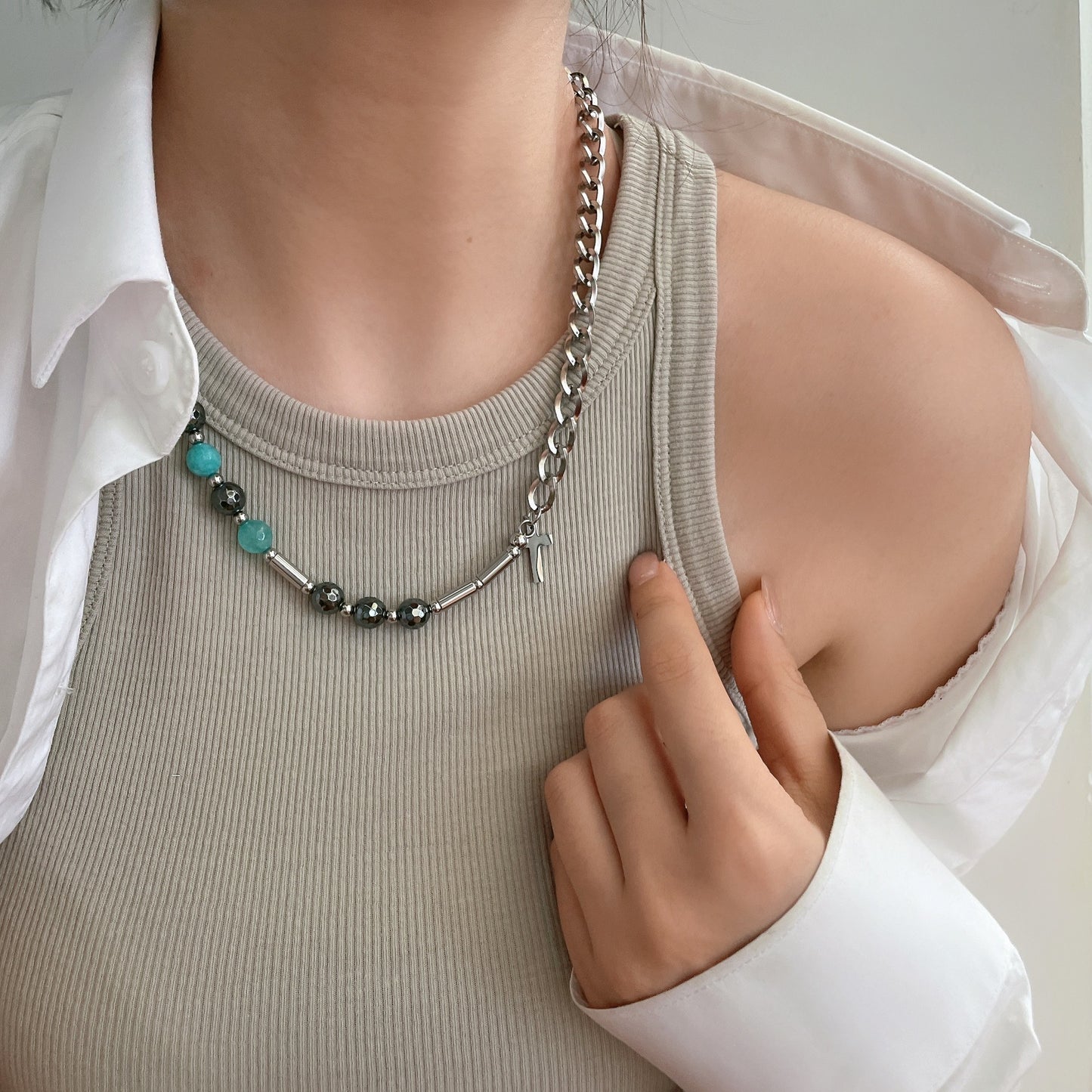 Collar minimalista unisex de acero titanio con colgante de cruz e incrustaciones de piedra natural para hombres y mujeres