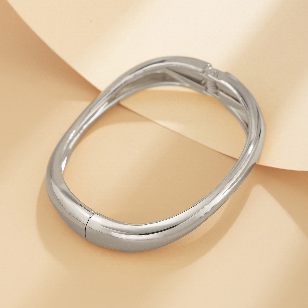 Bracciale da donna a polsino placcato in metallo a goccia geometrica di tendenza