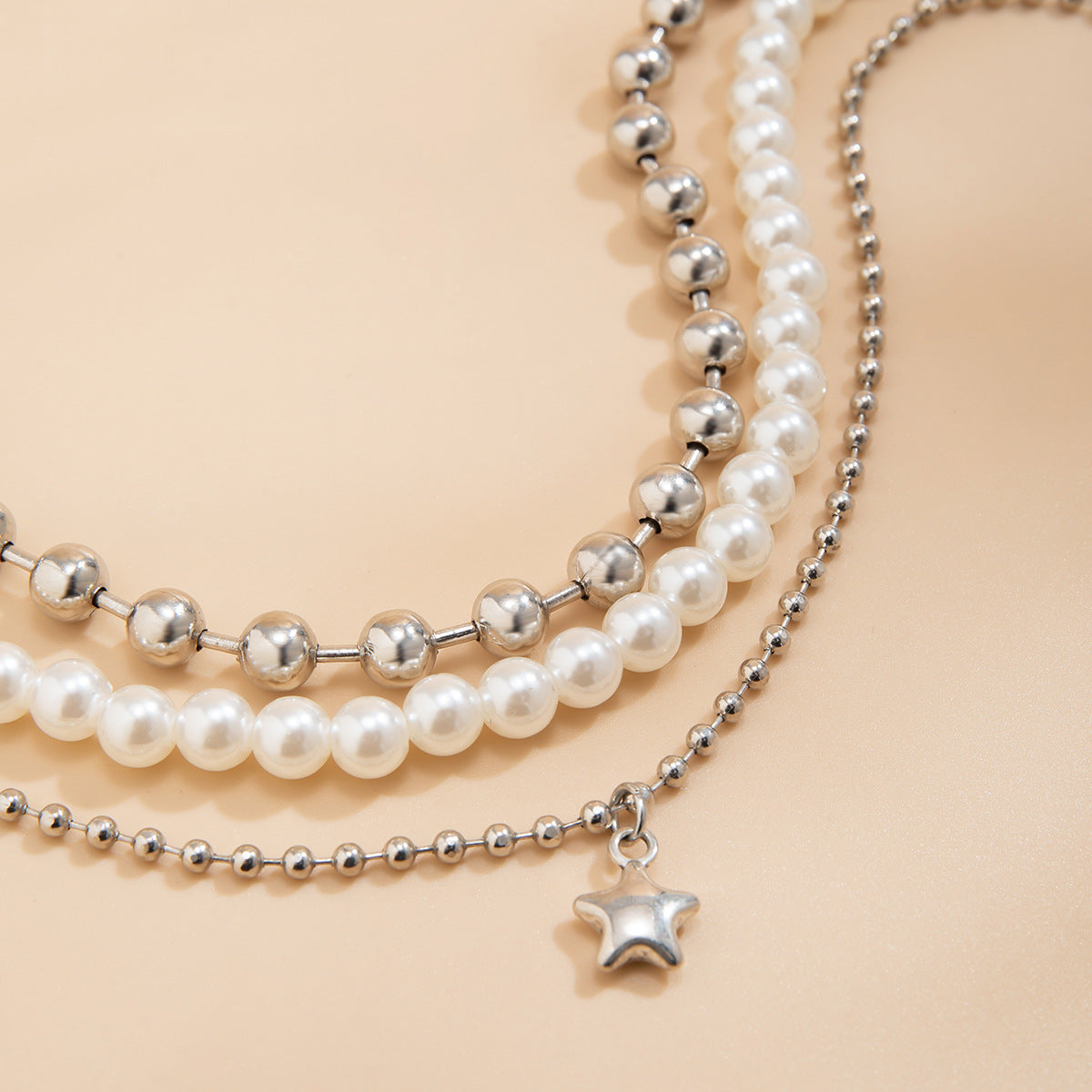Collana creativa a forma di stella in lega con finitura placcata per donna, collana con pendente a strati in stile bohémien con perle e perline