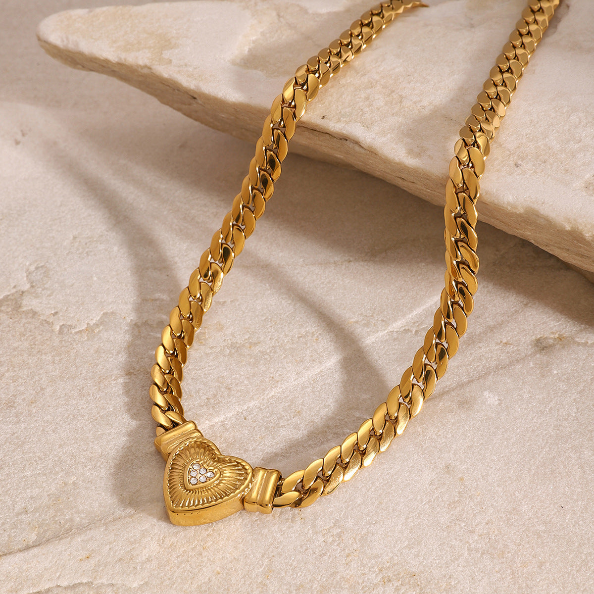 Elegante collana da donna in acciaio inossidabile a forma di cuore con intarsi in strass e finitura placcata