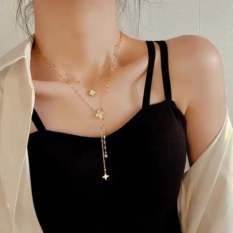 Luxury Minimalist Clover Pendant Necklace in Titanium Steel with Gold Plating on Wavy Chain for Women