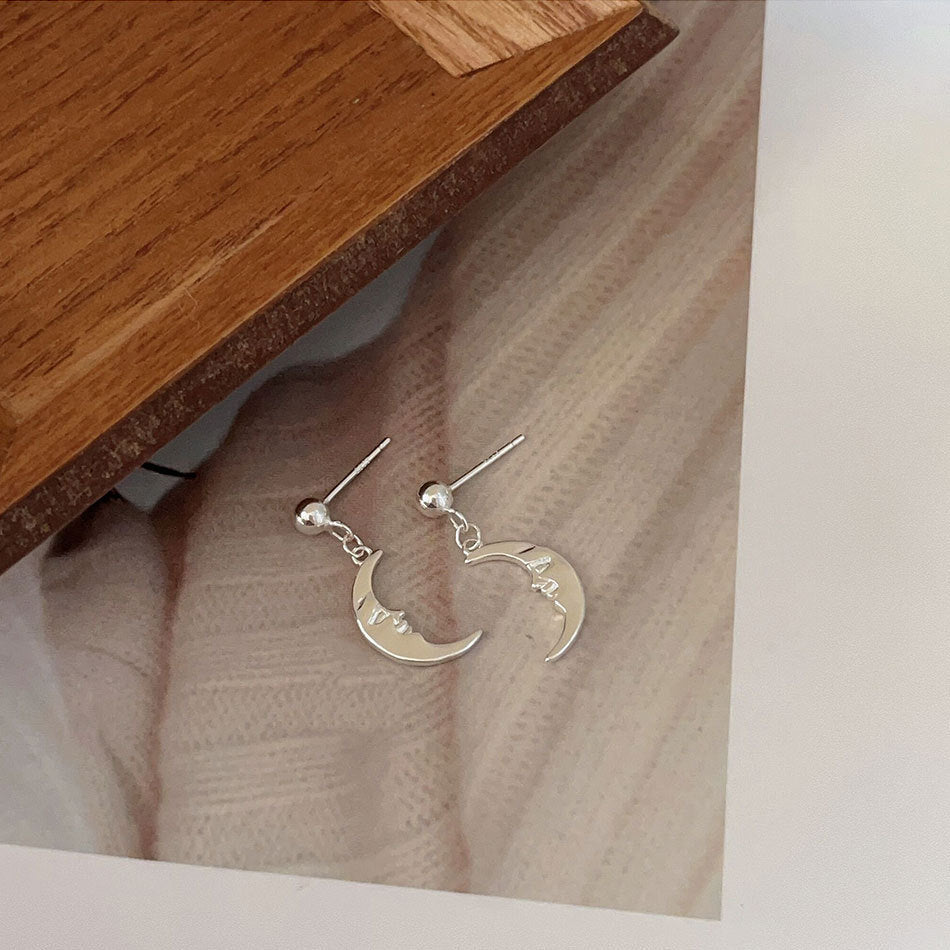 Orecchini a forma di luna stravaganti in argento sterling 925 con intarsio di perle, stile fresco e dolce