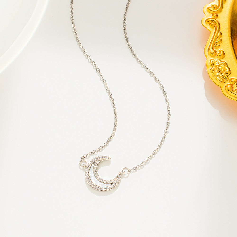 Collana Minimalista in Acciaio al Titanio a Forma di Luna con Intarsio in Madreperla e Strass, Catena a O, Delicata Collana da Donna per Clavicole