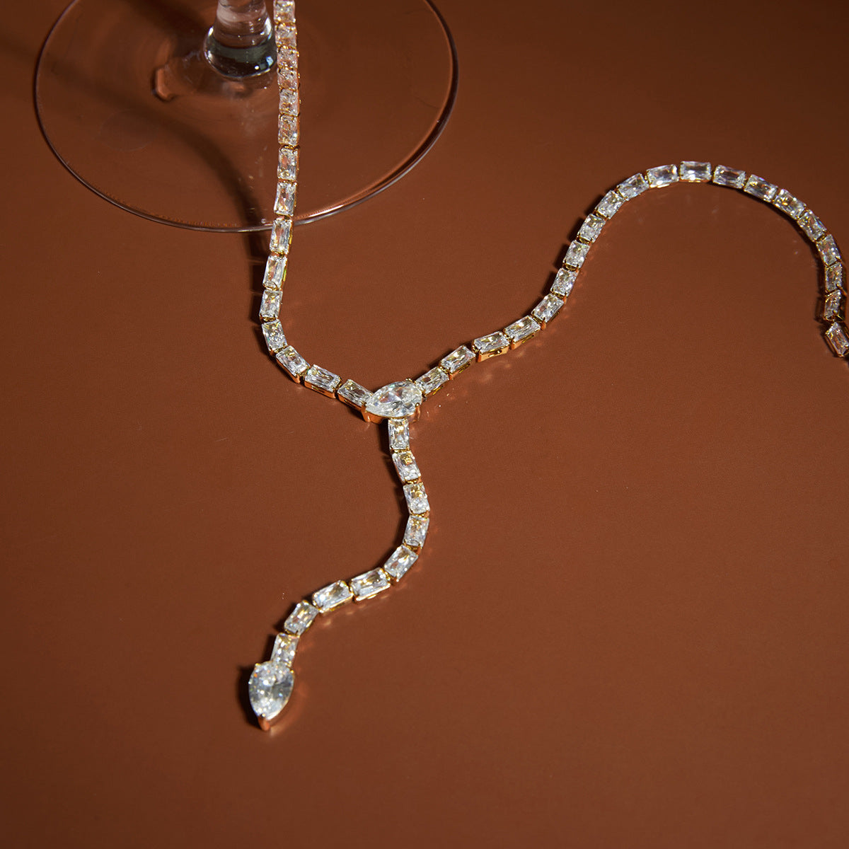 Elegante collar tipo Y minimalista geométrico de circonita cúbica incrustada en acero inoxidable con cadena de serpiente para mujer