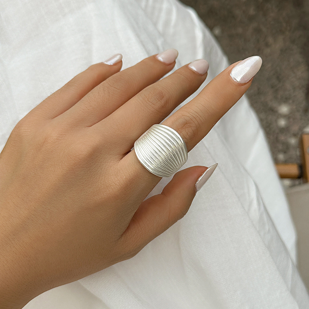 Minimalist Irregular Floral Geometric Alloy Ring with Textured Ruffled Design for Women
